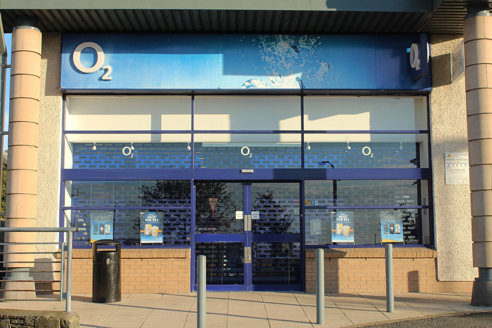 The front of an O2 shop on a British high street